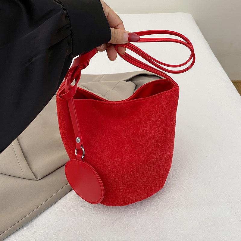 Fashion new bucket bag women's niche Korean version versatile shoulder bag retro commuter suede handbag