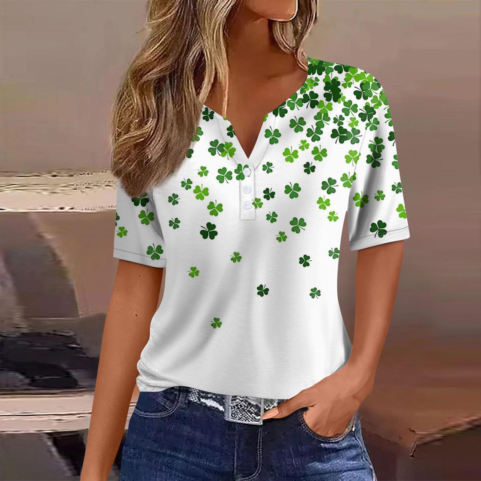 

Женская повседневная одежда St. Футболка с короткими рукавами и V-образным вырезом, декоративными пуговицами и принтом ко Дню Святого Патрика XL белый