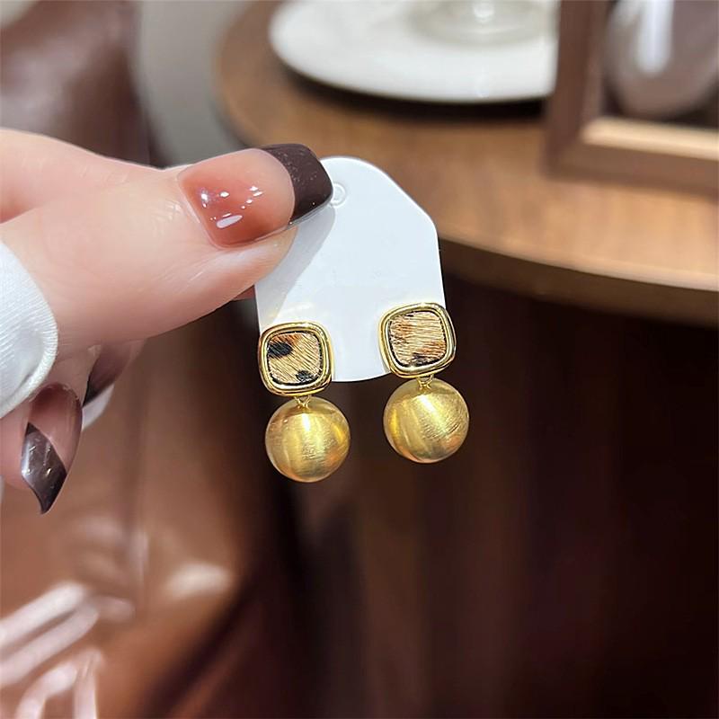 Elegant French Leopard Print Gold Round Stud Earrings: Retro, Simple & Versatile