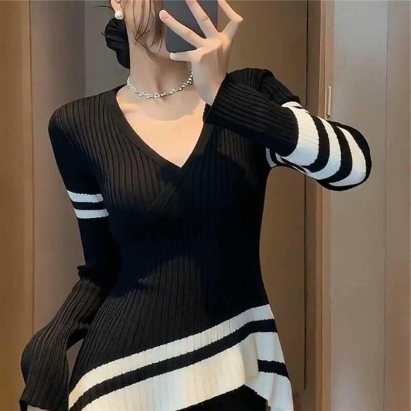 Exquisite Black Patchwork V-neck Long Sleeve Knit Top for Women - Korean Style, Irregular Slimming Design for Autumn/Winter.