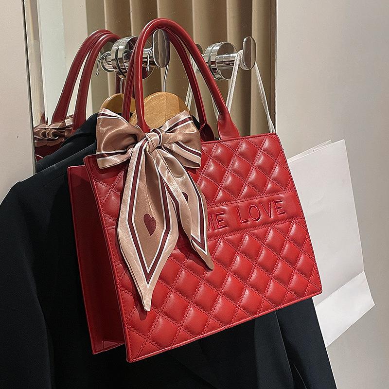 

Свадебная сумка 2025 новая невеста свадебная девушка большая вместимость высокое чувство мягкая кожа нишевая красная повседневная сумка-тоут красный