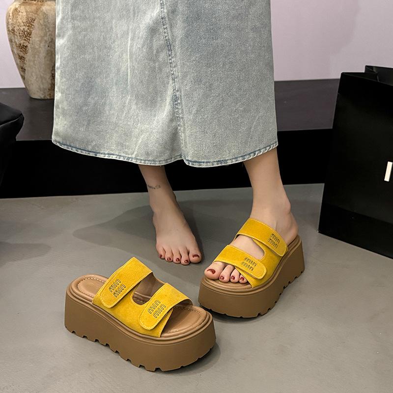 Stepping on shit feeling thick bottom heightening one-word slippers women wear 2025 summer new Internet celebrity beach cool slippers