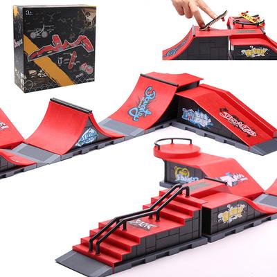 1 Set Mini Kit de Skateboard du Bout des Doigts Jouets de Sport pour Enfants Skateboard à Doigts Jeu Parc Site Rampe à Marche Scène Accessoires Cadeau