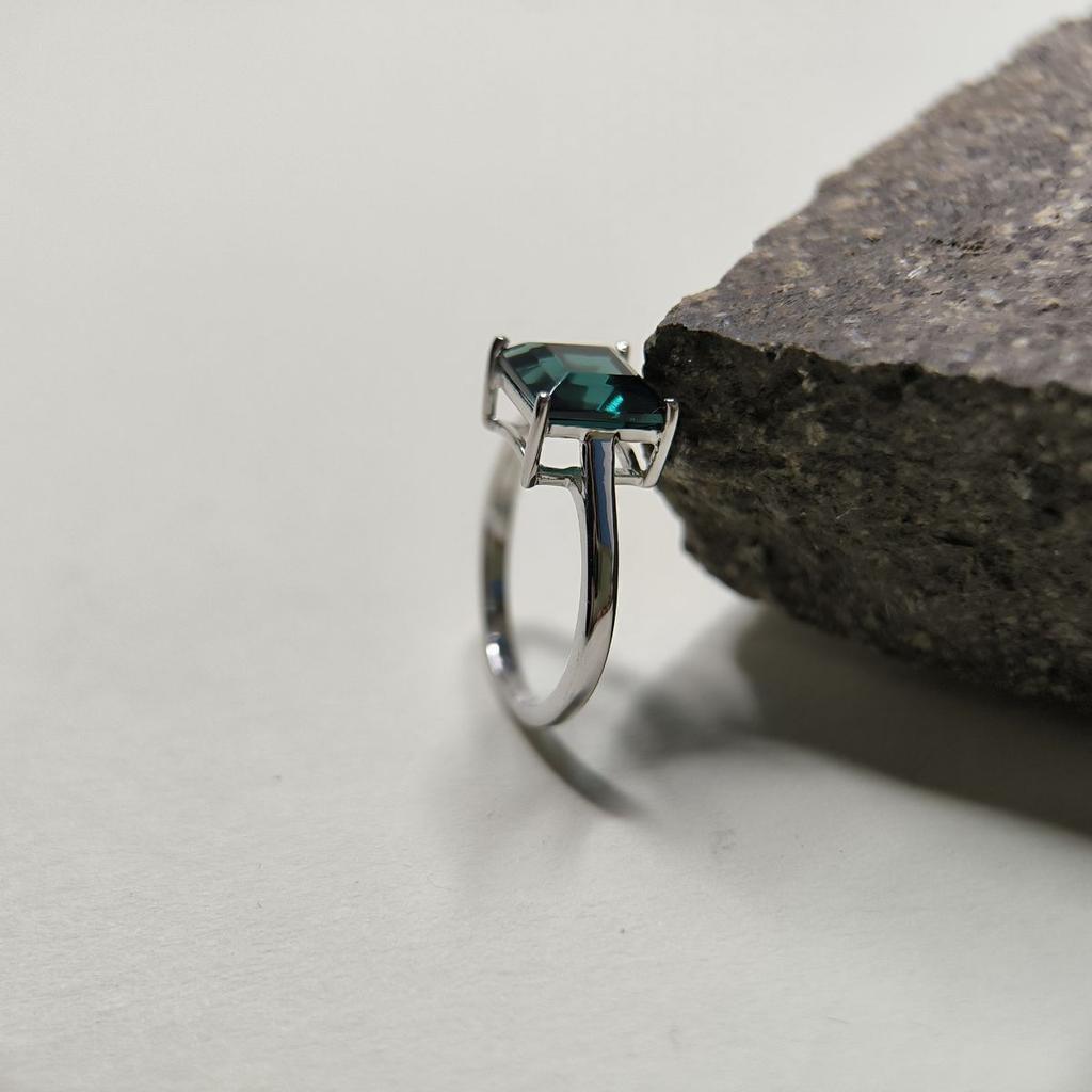 Серебряное кольцо с топазом Лондон Блю 2.107ct, вес изделия 2,49 гр (2178118)