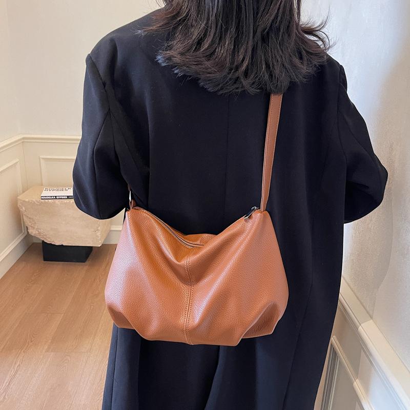 Korean version of solid color soft dumpling bag 2022 winter splicing pleated shoulder crossbody bag baguette underarm bag female