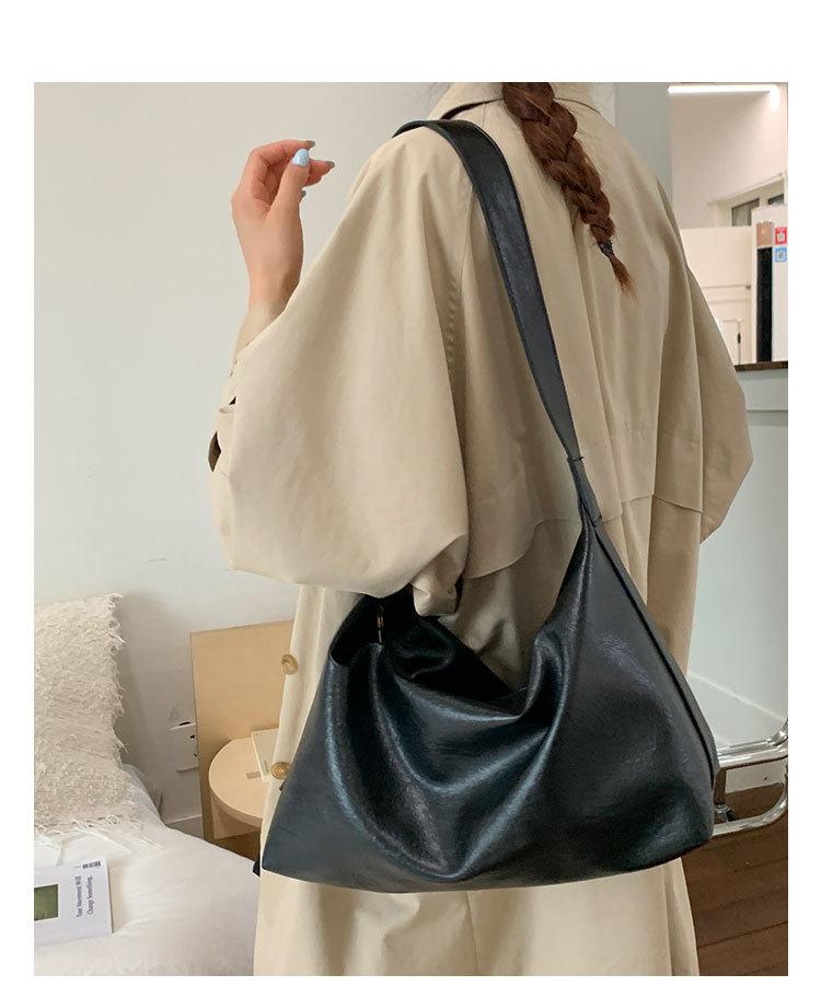 

Korean version of retro soft collapse minimalist shoulder bag women s 2025 new fashion large capacity messenger bag commuter tote bag чёрный