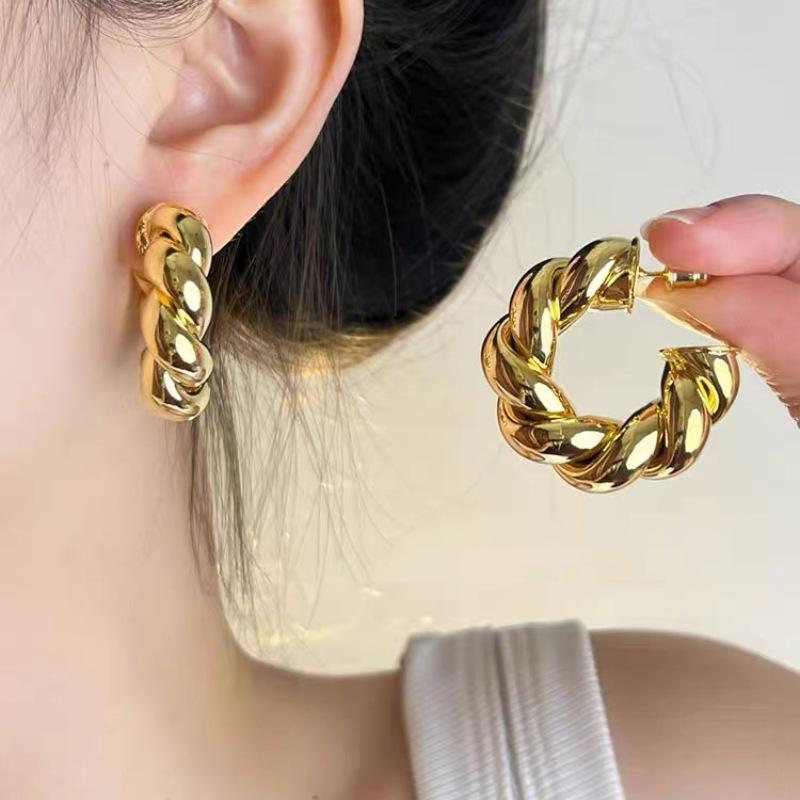 Fashion light luxury simple earrings women's silver light luxury high-end small earrings niche design trendy cool earrings