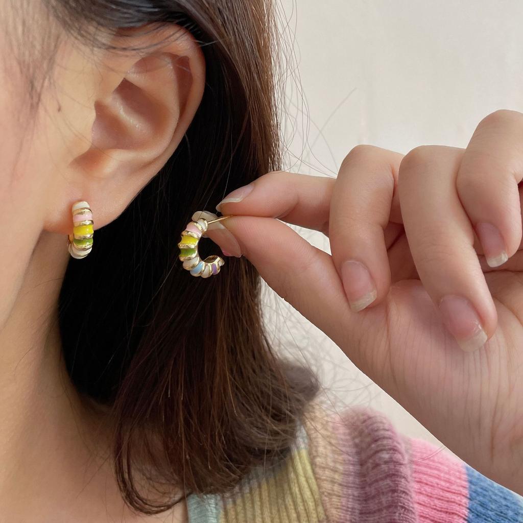 Pinkdudu Brincos de pino em forma de C em arco-íris fofos de desenho animado, brincos geométricos multicoloridos românticos para mulheres, joias PD1412