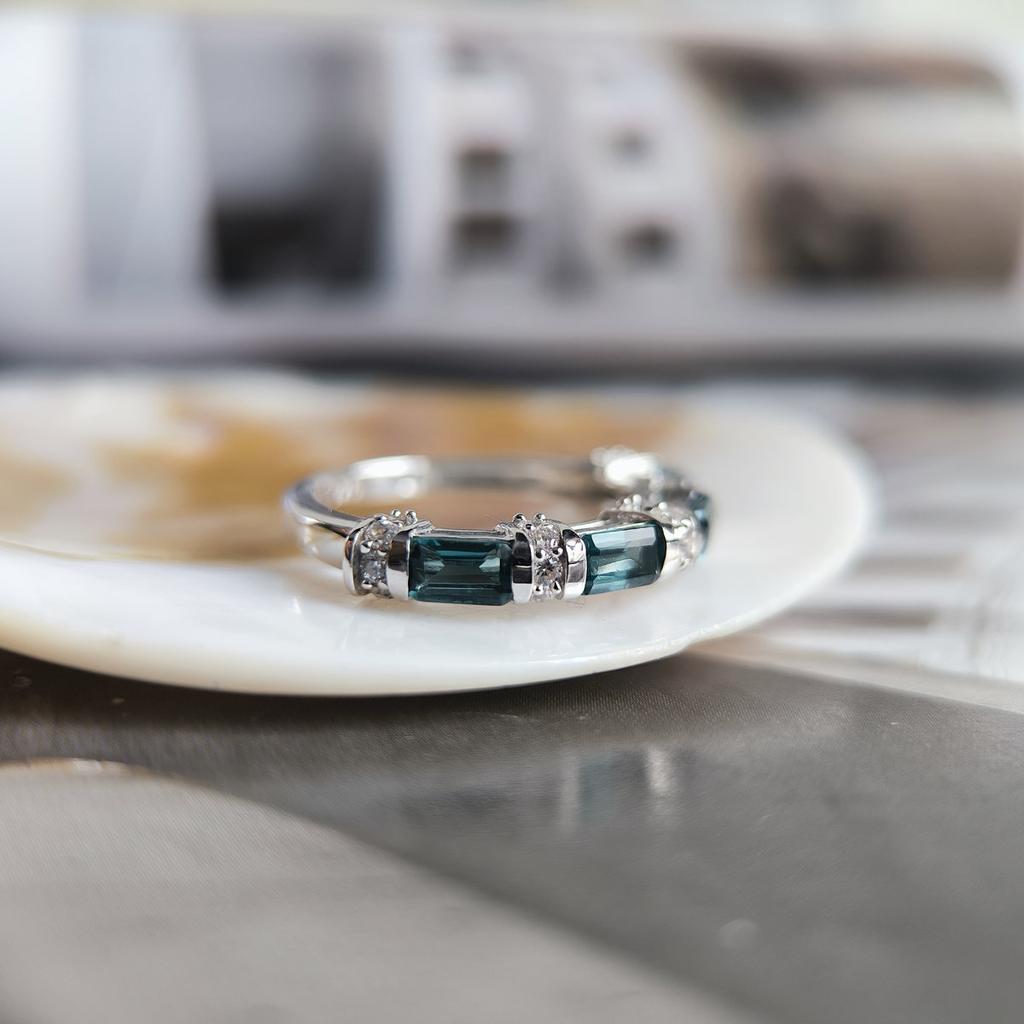Серебряное кольцо с топазом Лондон Блю 1.71ct, фианитами, вес изделия 2,85 гр (2204541)