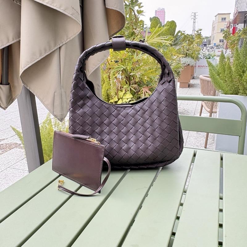 Hot-selling new high-texture cowhide hand-woven handbag large-capacity underarm bag versatile commuter women's bag