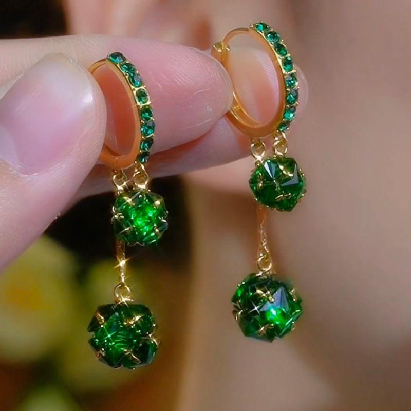 

Новые китайские серьги с изумрудным цирконом, легкая роскошь, элегантные серьги-кольца с бриллиантовым шариком, серьги-пусеты, винтажные нишевые серьги с высоким чувством стиля для женщин Green earrings