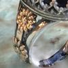 Breiter Unisex-Ring im geschnitzten Felsstil mit Blumenmuster und Schmuck mit künstlichem Edelstein