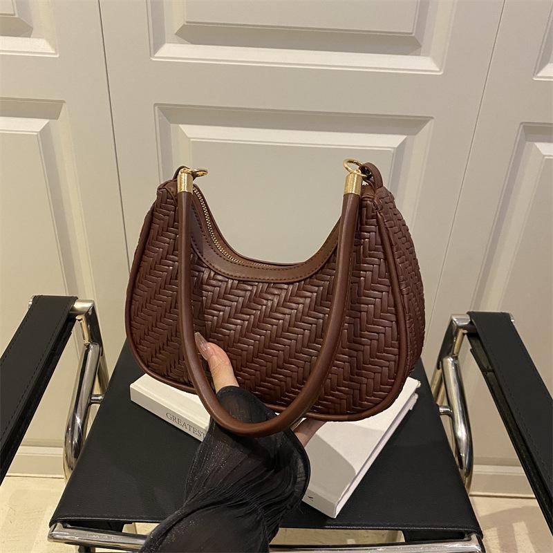 Fashion Woven Crescent Moon Bag Women's Summer New Fashion Versatile Niche Design Single Shoulder Diagonal Cross Armpit Bag