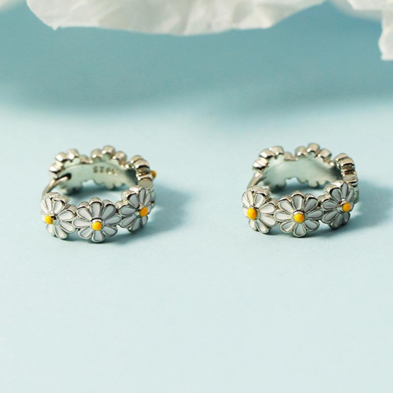 

Серьга-кафф «Ромашка»: Белые resin-цветочные серьги-кольца в корейском стиле для женщин 2021 (Идеально для коротких волос и круглых лиц) Six-Petal Flower Ear Cuff (Silver Plated)