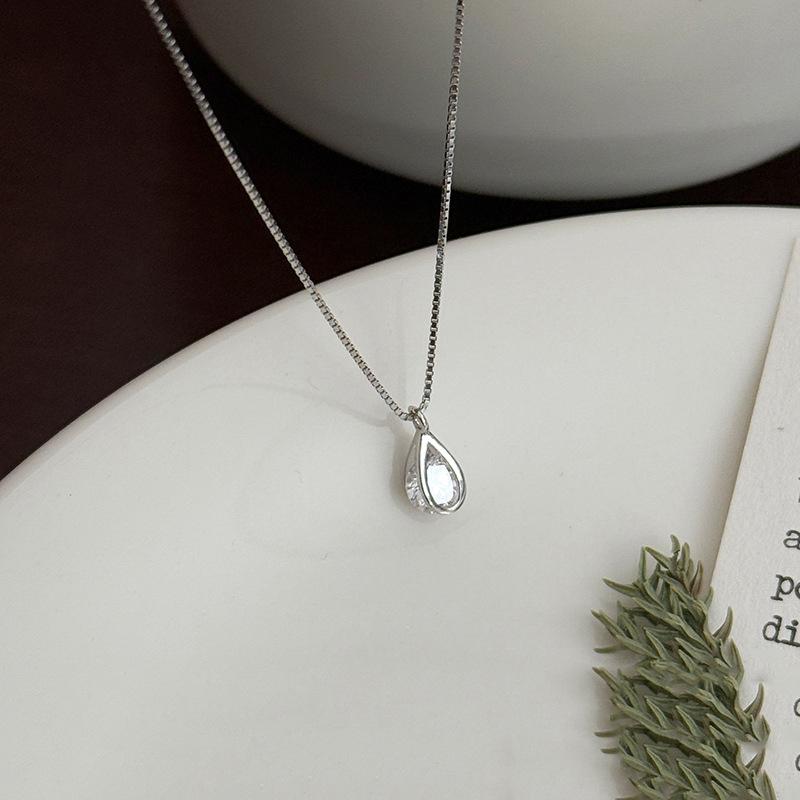 Jemný krystalový náhrdelník ve tvaru slzy - Elegantní přívěsek s diamantovým akcentem pro ženy Dárkové módní doplňky