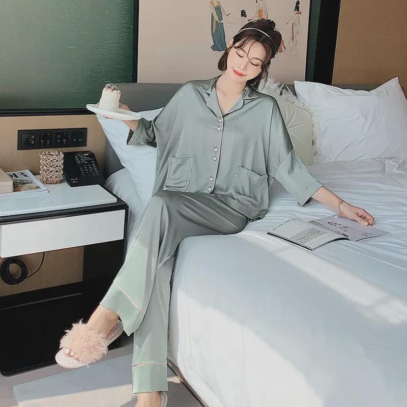 Pijamale simple de damă cu mânecă trei sferturi din imitație de mătase.