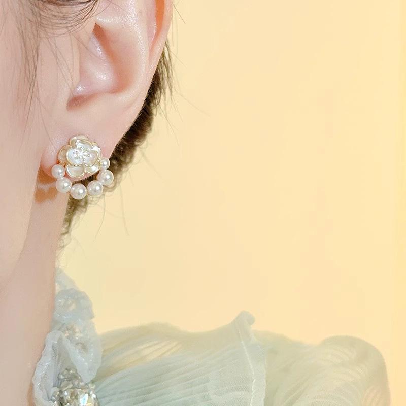 French Camellia Pearl Ear Cuff: Elegant, Non-Piercing Luxury Earrings