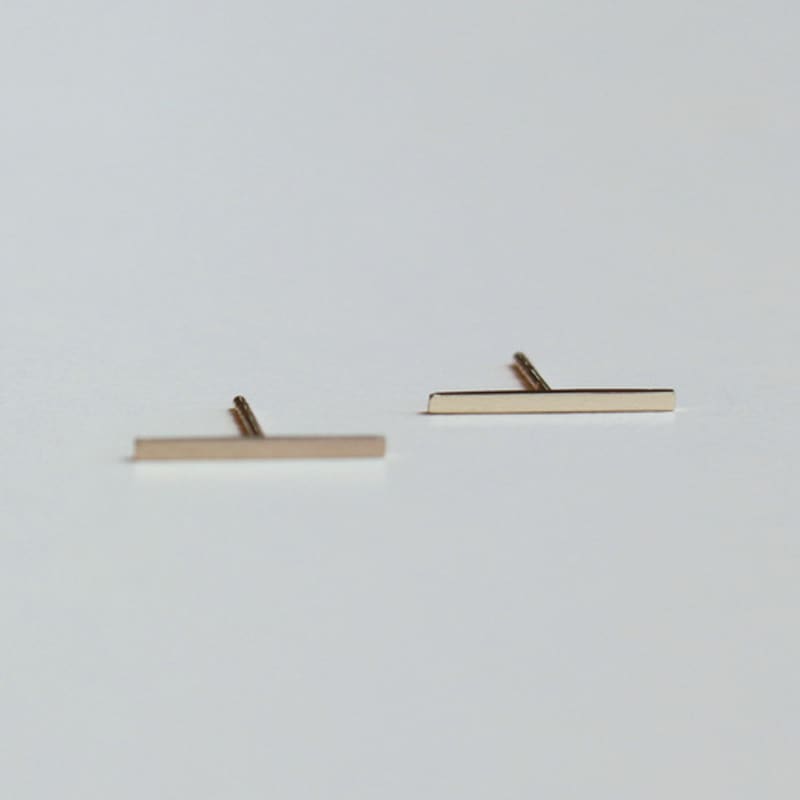 Less is more 14K gold bar earring