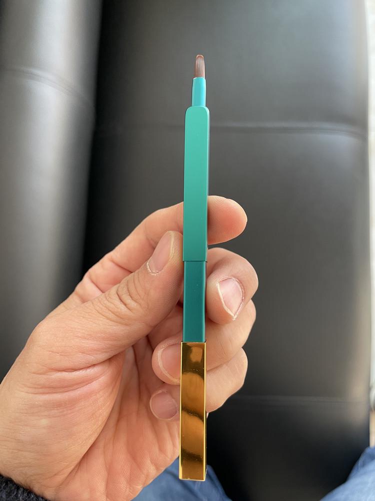 Retractable Lip Brush with Lid - Concealer and Lipstick Makeup Tool Compact