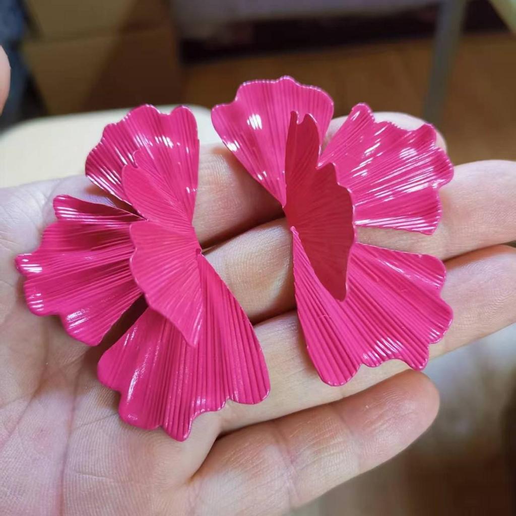 Pendientes Plisados de Hoja de Ginkgo Bohemio: Elegante, Versátil y Llamativo.