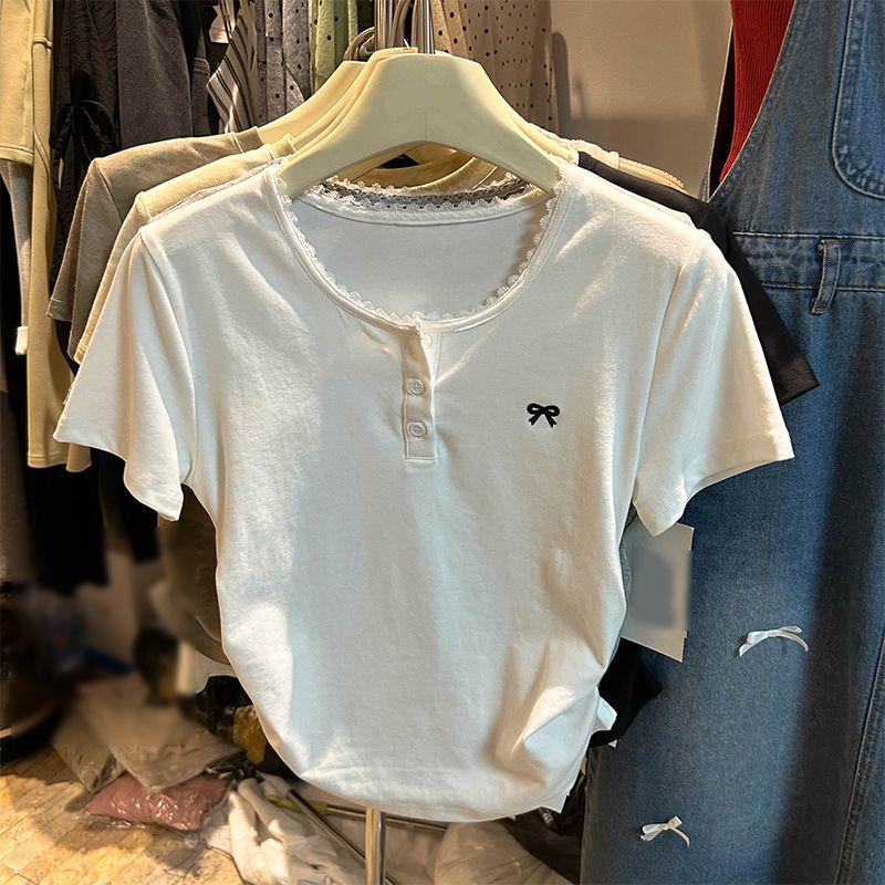 

Женский летний приталенный топ с кружевной отделкой, плиссировкой и бантом S белый