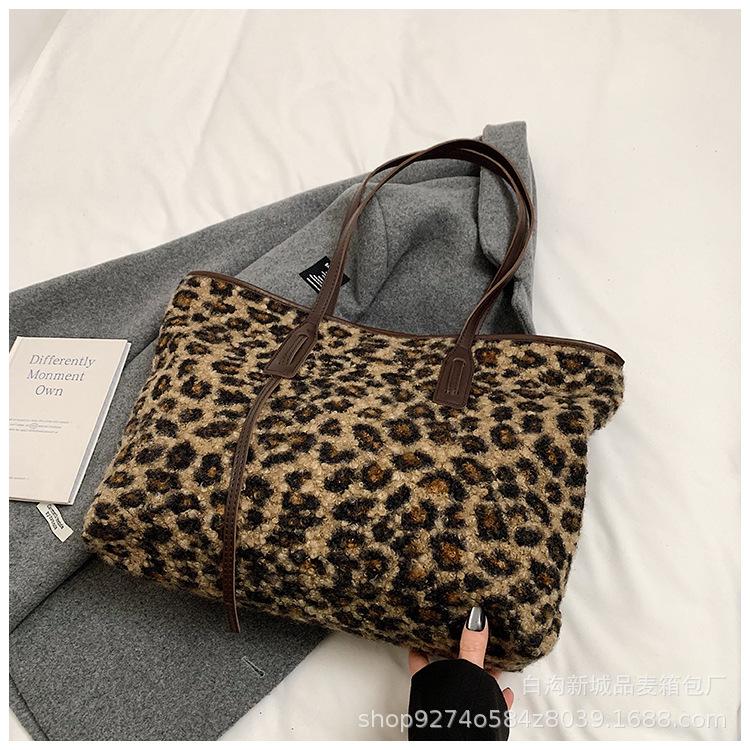

Niche design trend leopard print tote bag women s 2025 new plush commuter portable shoulder armpit bag