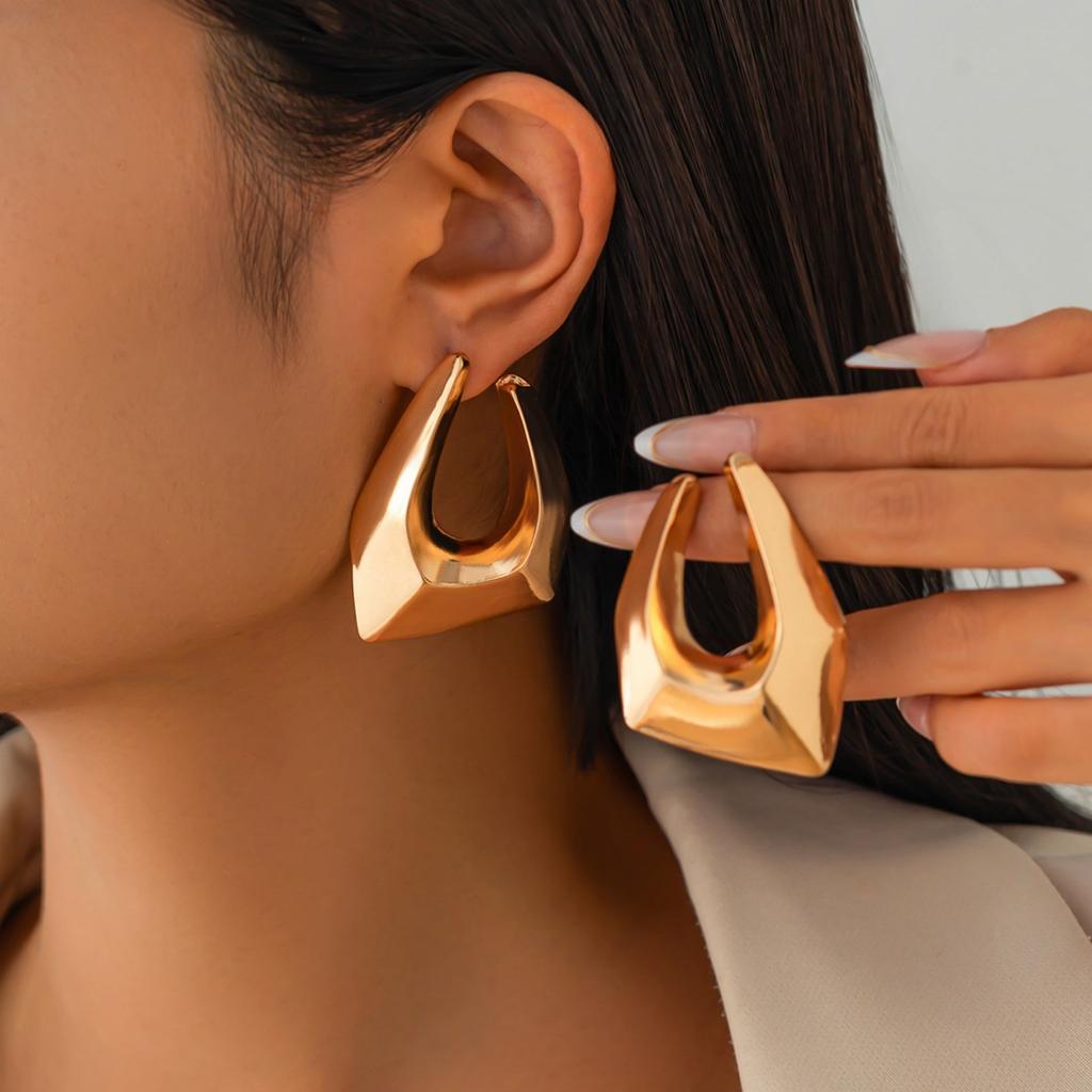 Unique Geometric Alloy Studs Earrings for Women Fashionable and Lightweight Jewelry Accessory for Everyday or Party Wear