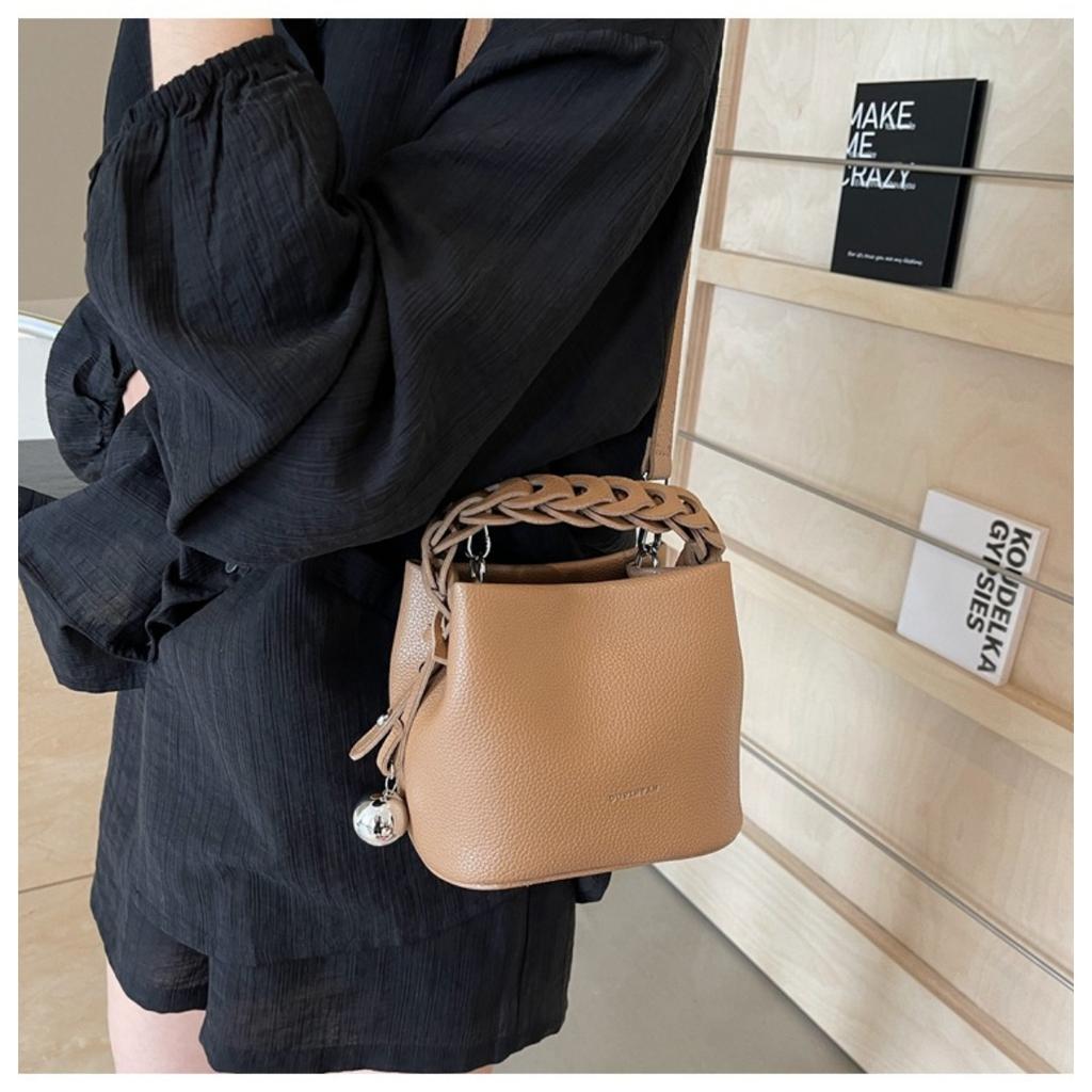 Ladies' Elegant Woven Bucket Bag Crossbody Bag - Detachable Shoulder Strap, Magnetic Buckle Design, Large Capacity Handbag
