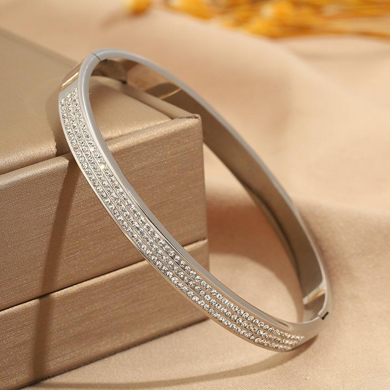 Hot-selling titanium steel bracelet, girls' high-end sense of fashion, popular light luxury in Europe and the United States, Gypsy star love diamond