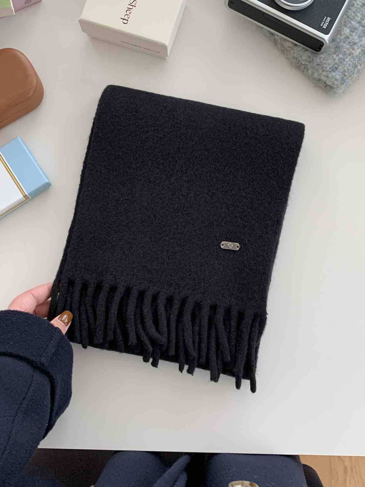 

Экспортируется в Южную Корею. Оригинальный однотонный шерстяной шарф ~ однотонный женский зимний шарф высокого класса с зеленым мягким клеевым сетчатым красным вязаным воротником. чёрный