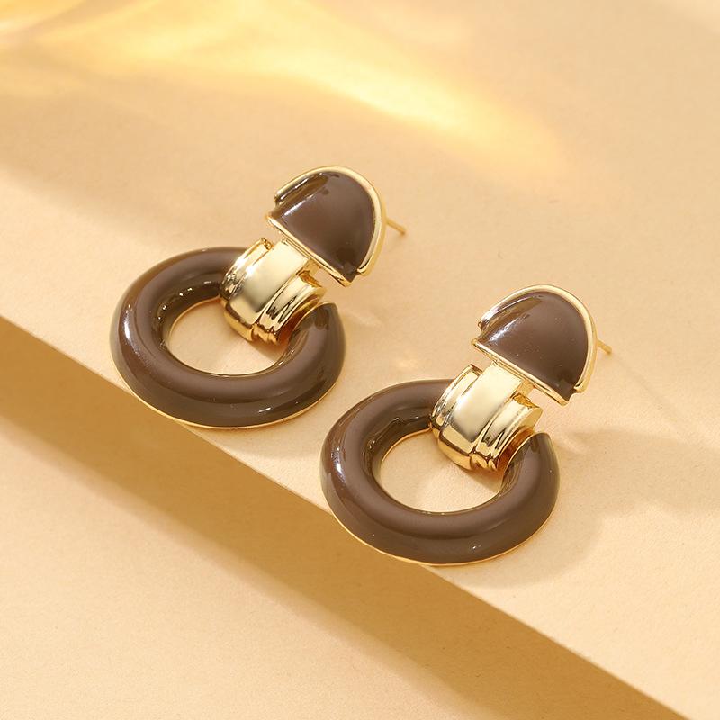 

Hong Kong style niche personality fashion OL style dripping oil geometric round earrings light luxury simple high-end versatile earrings