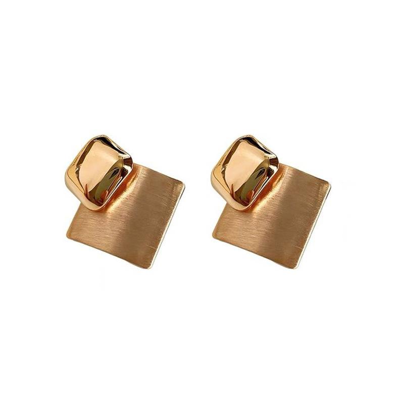 Real gold electroplated brushed rhombus earrings, European and American niche cold wind earrings, fashionable and high-end temperament earrings.