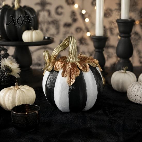 Handbemaltes Retro-Stil-Dekor Schwarz-Weiß Gestreiftes Kürbis-Ornament, Harz Dreidimensionale Skulptur Tischmittelstück, Halloween-Ornament