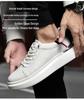 5001 Herren Höhe-Steigernde Low-Top Plateau-Sneaker, Obermaterial aus Rindsleder, Dicke Sohle, Lässige Weiße Sportschuhe, Trendiger Frühjahrsstil.