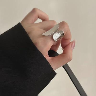 Bardzo szeroki pierścionek ze srebra próby 925 dla kobiet: Stylowy, Trwały, Otwarty Design w Japońskim i Koreańskim Cool Style.