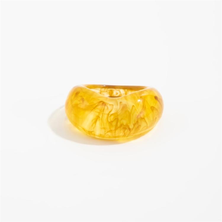 Artistic Curved V Shape Statement Ring Lightweight Resin Construction Graduated Color Unisex Jewelry Accessory