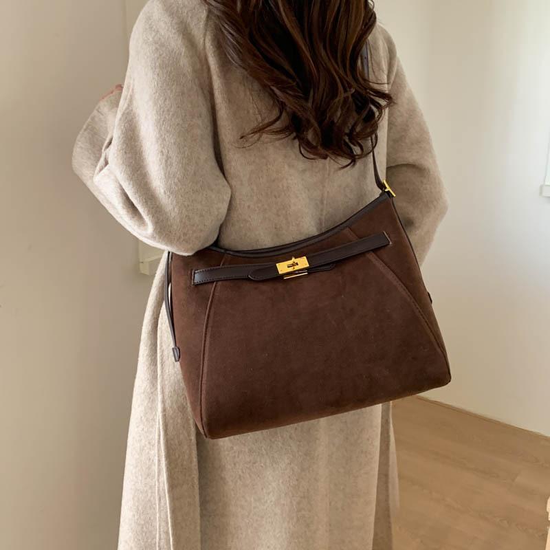 Casual retro suede bag women's 2025 new commuter versatile messenger bag fashionable and simple shoulder bucket bag