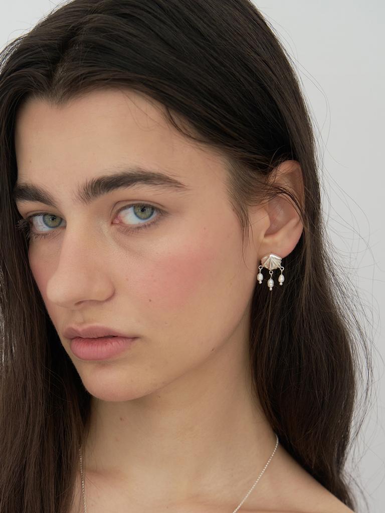 Still Instant Concha Pearl Drop Earring