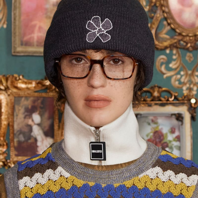 

ШАПКА-БИНИ ИЗ НЕОКРАШЕННОЙ ПРЯЖИ С ЦВЕТОЧНЫМ УЗОРОМ / УГОЛЬНЫЙ FREE