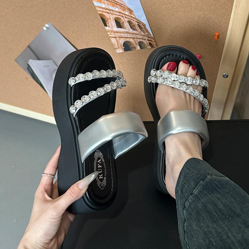 Beautiful thick-soled toe cool slippers women's summer wear 2025 new versatile rhinestone flip-flops non-slip beach shoes