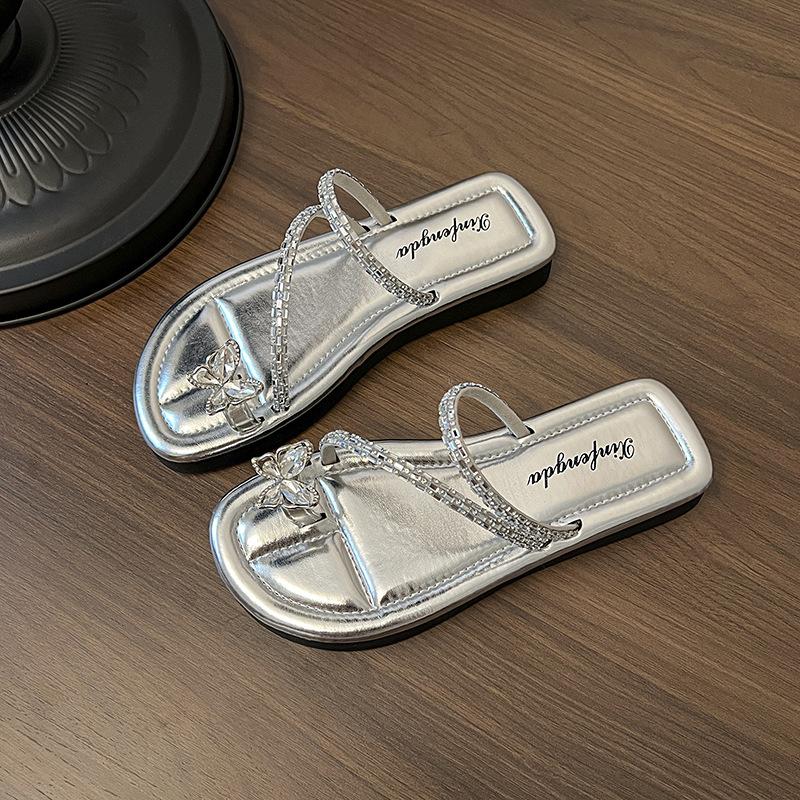 

Rhinestone cover toe silver cool slippers female 2025 new summer wear fairy style with skirt flat beach shoes 35 серебряный