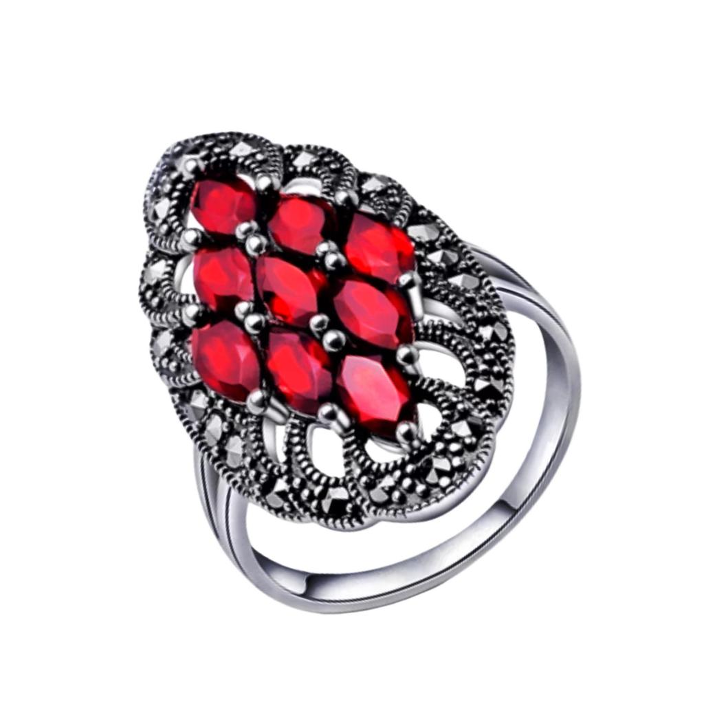 Elegante Anello Retro in Argento Thailandese con Granato Nero e Zirconi