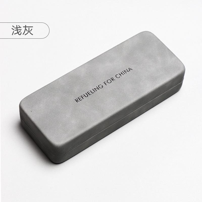 

High-end Japanese-style eyeglass case with leather pattern, high-quality sunglasses storage box, pressure-resistant portable letter-printed 16*6.5*3.5cm светло-серый