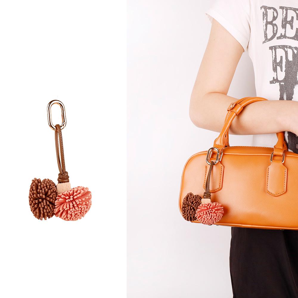 Portachiavi e Ciondolo per Borsa con Nappa a Forma di Palla di Bacca di Bayberry in Stile Zhang Yuanying