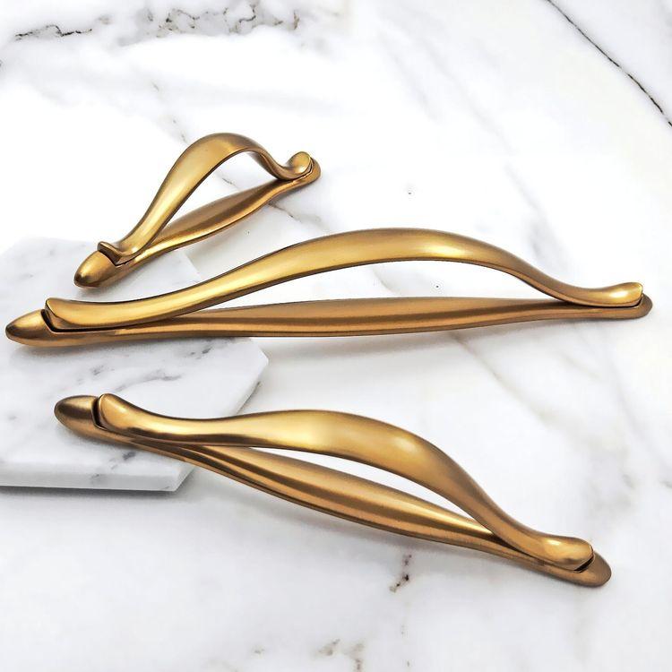 Modern Solid Zinc Alloy Cabinet Door Curve Handle Black Wardrobe Drawer Cabinet Arc Handles