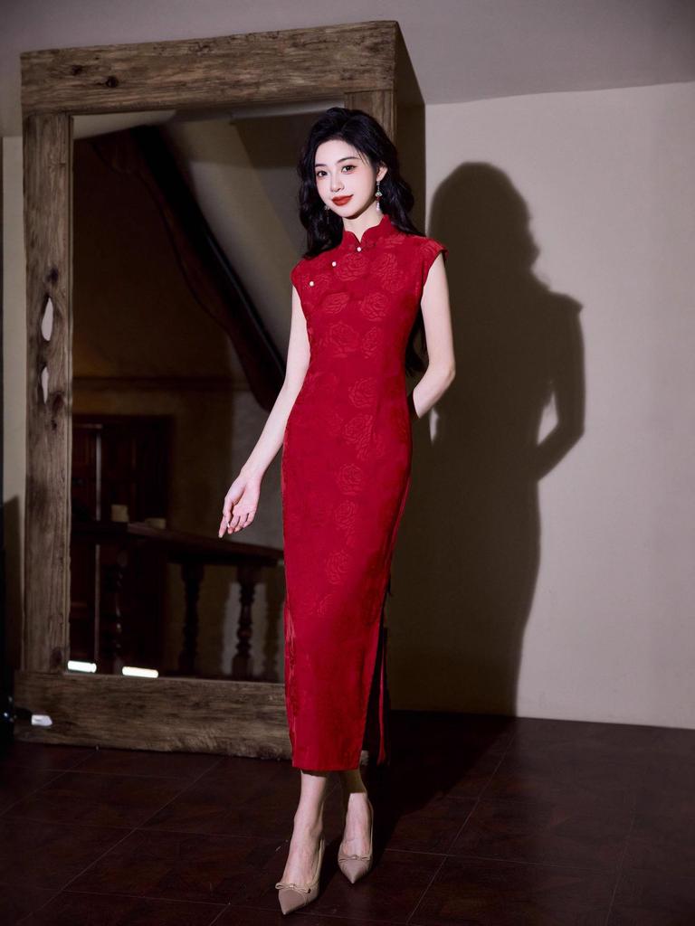2025 Retro Red Rose Pattern Cheongsam: Dark Copper Silk Jacquard Long Gown