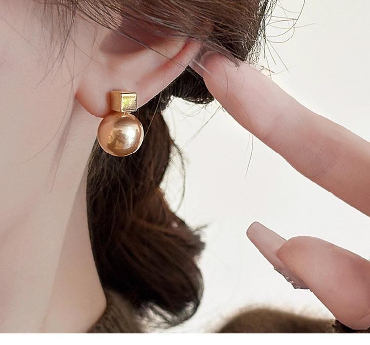 French Earrings 2026 New Popular Item, Light Luxury High-End Feeling Earrings, Female Niche Temperament Commuting Autumn and Winter Earrings