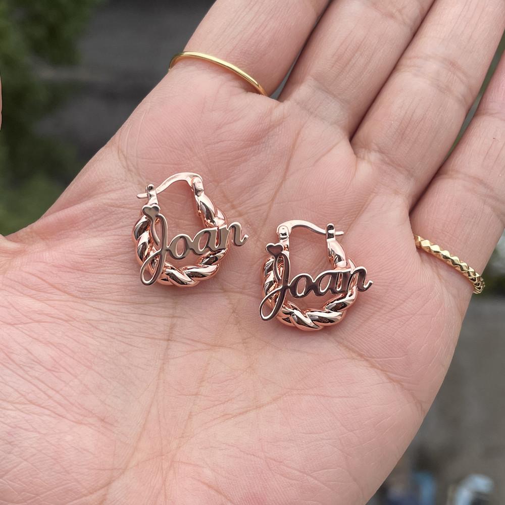 Qiuhan OEM Letter Hoops for Kid Earrings Anti-allergy Mini 18mm Small Twist Custom Name Earrings 18mm&Twist Hoop Earring розовый