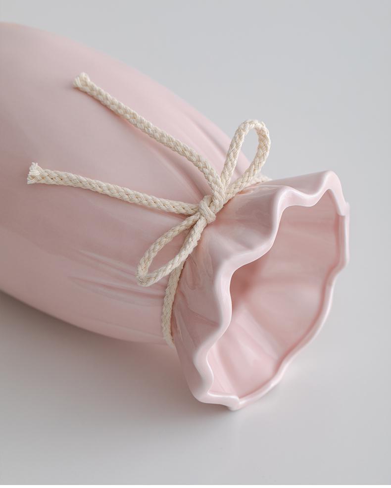 Nordic Minimalist Ceramic Flower Vase for Dried Flowers - Elegant Home Decor and Desktop Ornament.