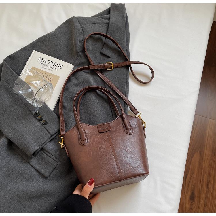 

Нишевая портативная сумка-корзина для овощей женская 2025 осень и зима новая модная сумка-ведро простая наплечная сумка-мессенджер